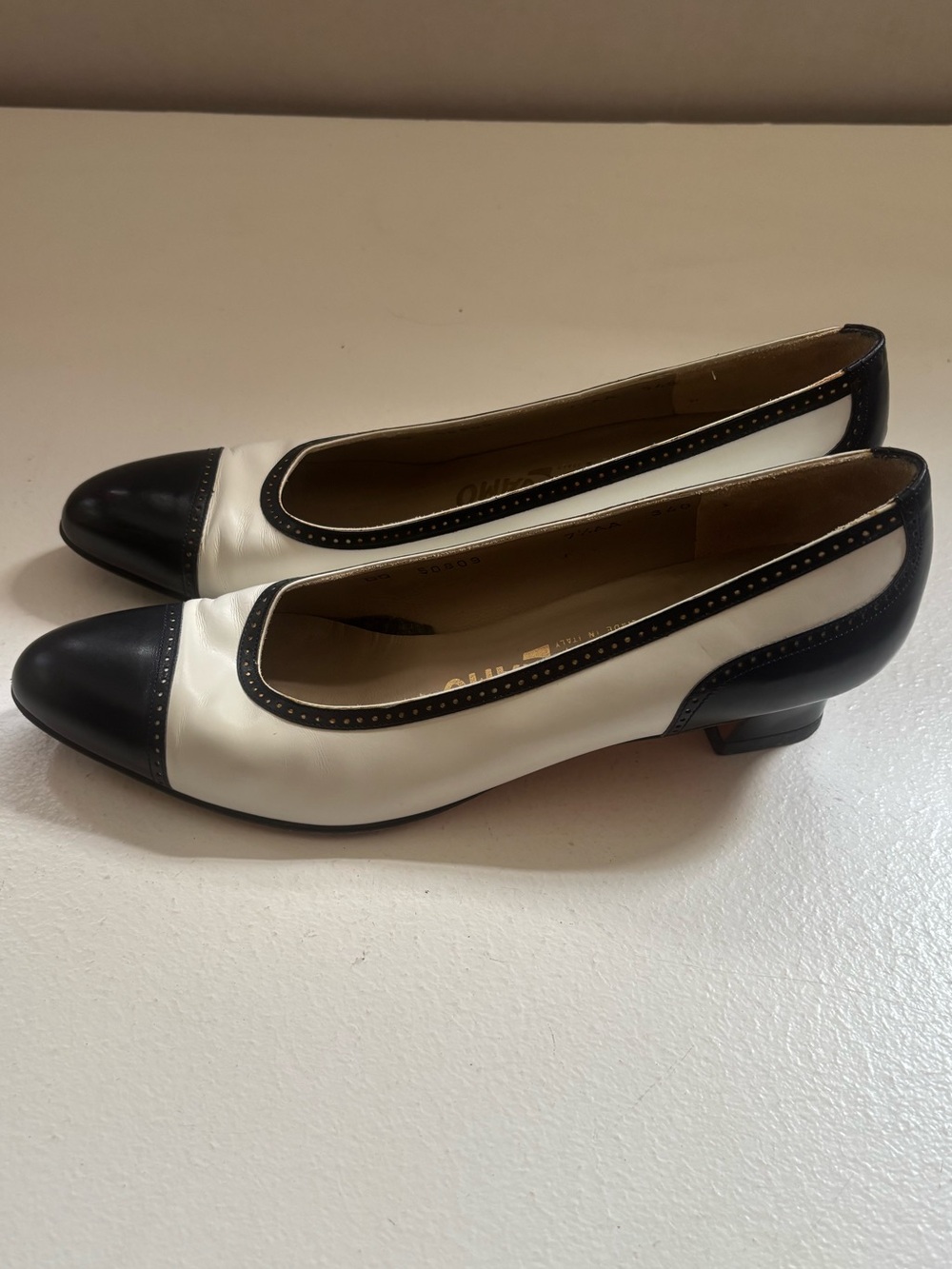 Vintage Salvatore Ferragamo Navy & White Spectator Pumps Heels 7.5 AA